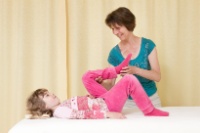 Loslassen der Beinmuskeln: Kinder kommen zur Ruhe